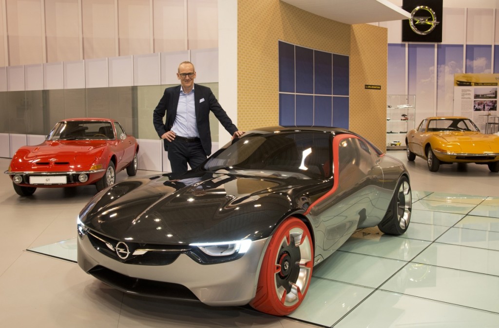 dr Neumann odwiedza Opel GT Show na Techno Classica